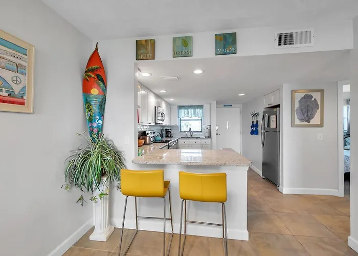 Bayshore Yacht&tennis Club Unit 306 *