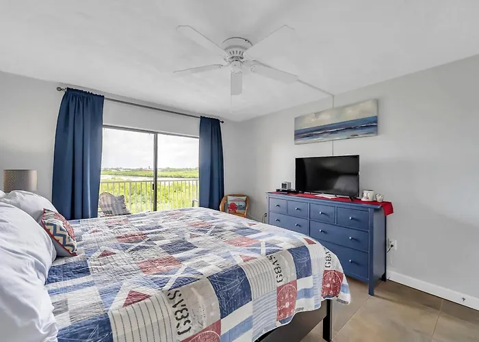 Bayshore Yacht&tennis Club Unit 306 *